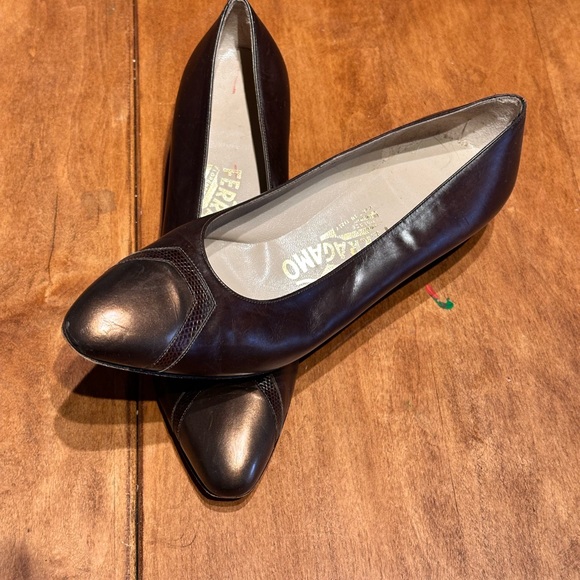 Salvatore Ferragamo Shoes - Salvatore Ferragamo Classic Low Heel Pumps - Sz 8